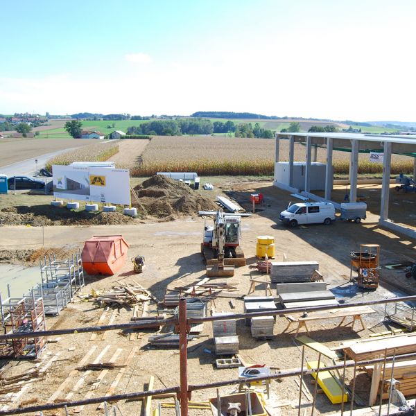 Grundstein für einen neuen Produktionsstandort | Im Jahr 2012 wurde der Grundstein für den neuen Produktionsstandort in Waizenkirchen gelegt. Gebaut wurden die Büroräumlichkeiten und unsere Halle 1.